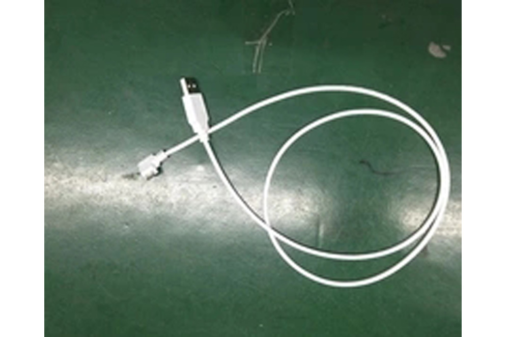 White color AWM 2725 24AWG 90 degree micro usb cable